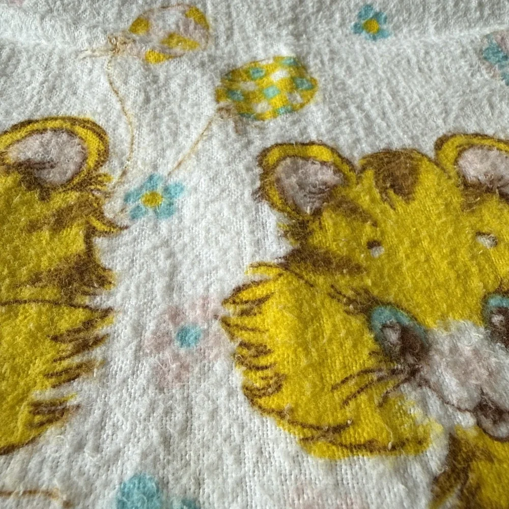Vintage Babycare Receiving Baby Blanket Kittens Balloons Size 26x 38 100% Cotton